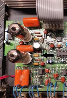 Arrow pointing to one of the tantalum capacitors in the pre-amp